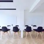 Tavolo di boardroom con documenti finanziari e computer chiuso alla luce del giorno