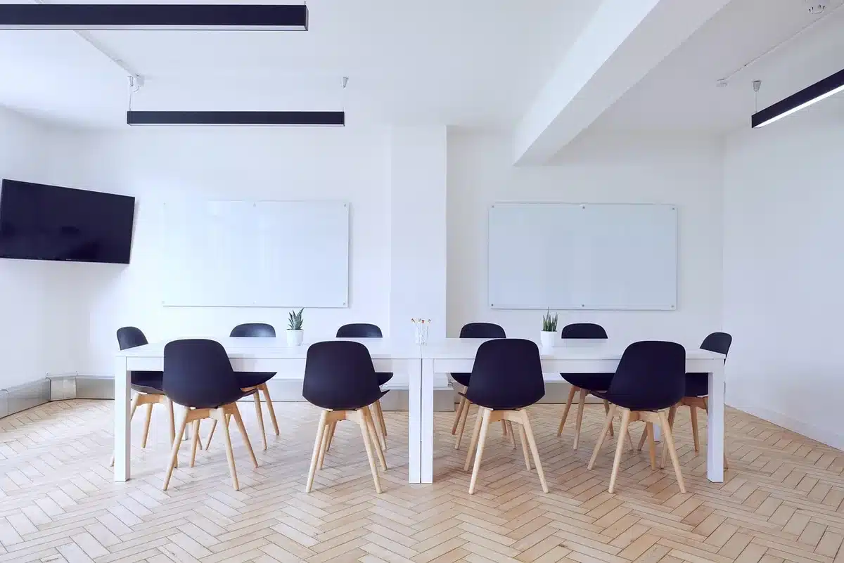 Tavolo di boardroom con documenti finanziari e computer chiuso alla luce del giorno