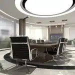 Silhouette di professionisti attorno a un tavolo in una sala riunioni con mappa mondiale