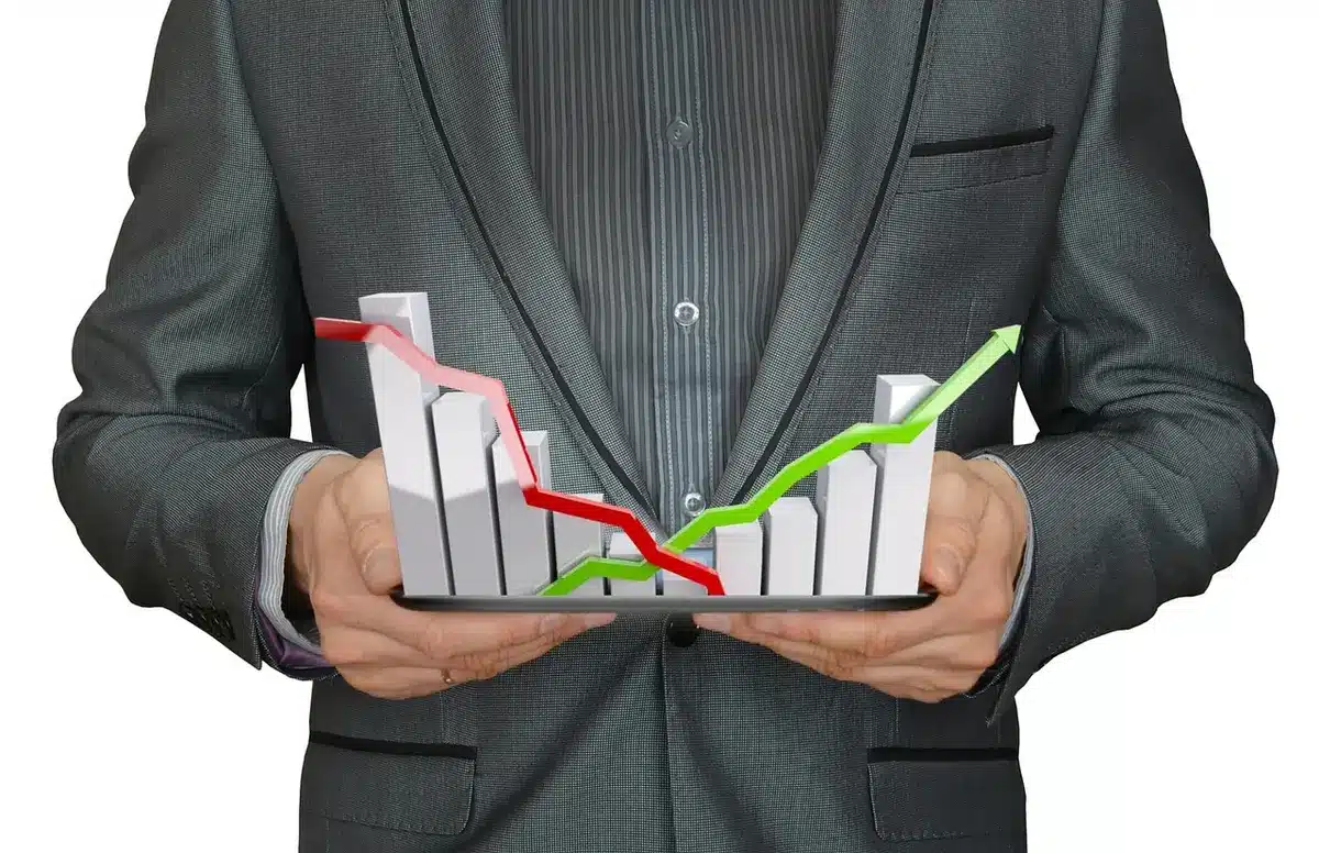 Grafico azionario e monitor con nomi di utility in primo piano