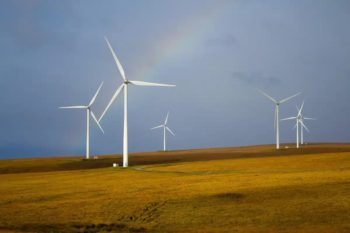 Centrali a gas con turbine e reti elettriche sullo sfondo