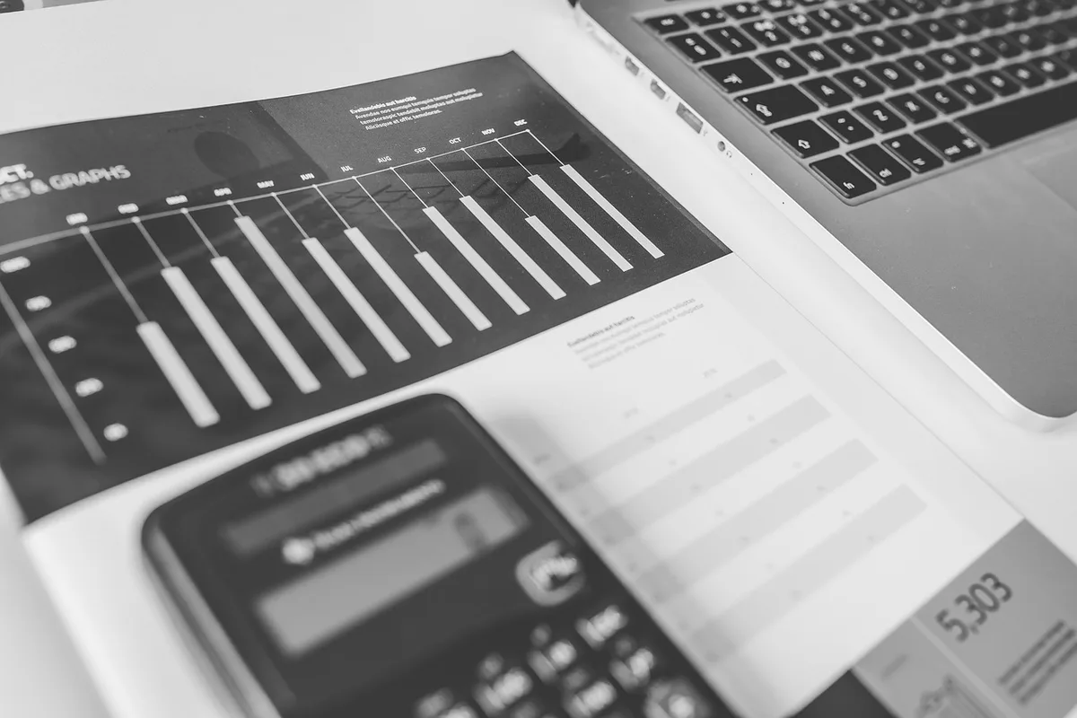 Documenti di valutazione finanziaria e calcolatrice sul tavolo